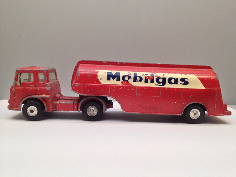 Illustration for article titled Corgi Mobilgas Bedford.